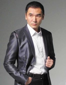 方中信、郭可盈、形象設(shè)計(jì)師吉米、劉錫明參加重慶會(huì)展中心美博會(huì)奧斯卡頒獎(jiǎng)盛典