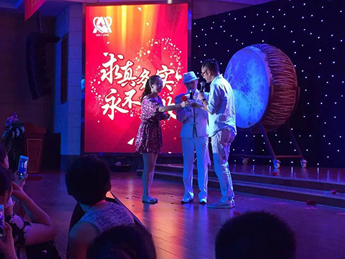 吳啟華、韓國男團Notice出席昆明至愛企業(yè)集團巨星見面演唱會