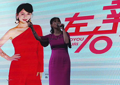 香港著名演員，歌手翁虹出席武漢左右沙發(fā)活動(dòng)