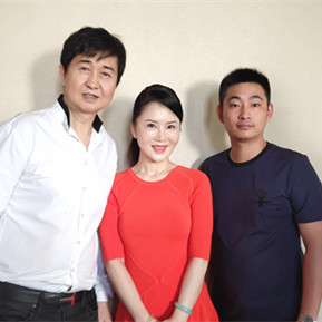任靜、付笛聲與經(jīng)紀(jì)人李志合影